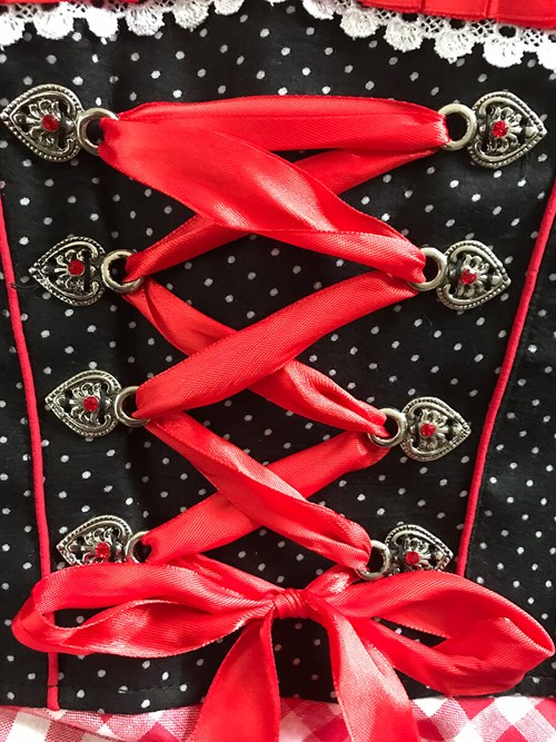 Dirndl Zwart-Rood met Stippen 60cm Luxe 3dlg. (detail)